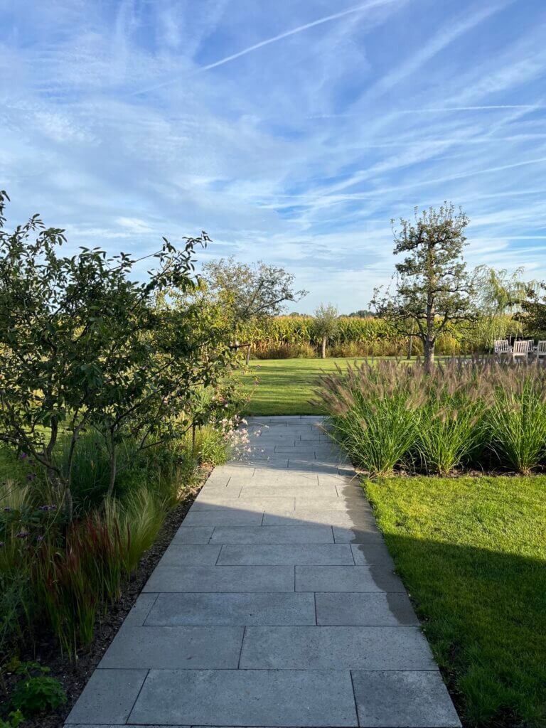 Wandelpad van betontegels Excluton
